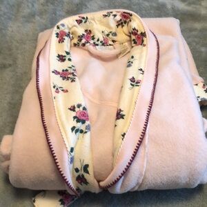 Lite pink long fleece robe with flower 🌸 pattern around collar, pockets